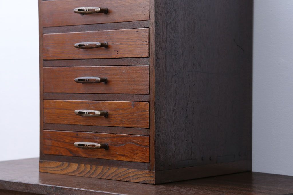 アンティーク家具　和製アンティーク　取っ手がおしゃれな7段の小引き出し