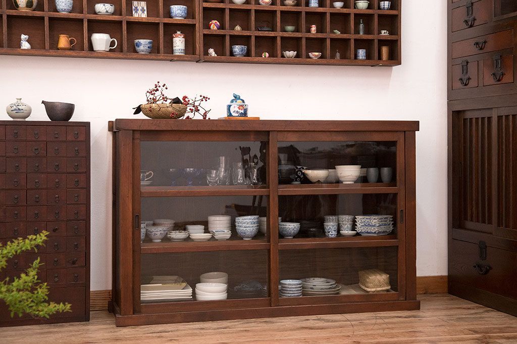 アンティーク家具　和製アンティーク　落ち着いた古い木製のガラス引き戸収納棚