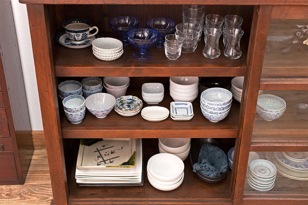 アンティーク家具　和製アンティーク　落ち着いた古い木製のガラス引き戸収納棚