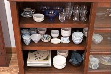 アンティーク家具　和製アンティーク　落ち着いた古い木製のガラス引き戸収納棚