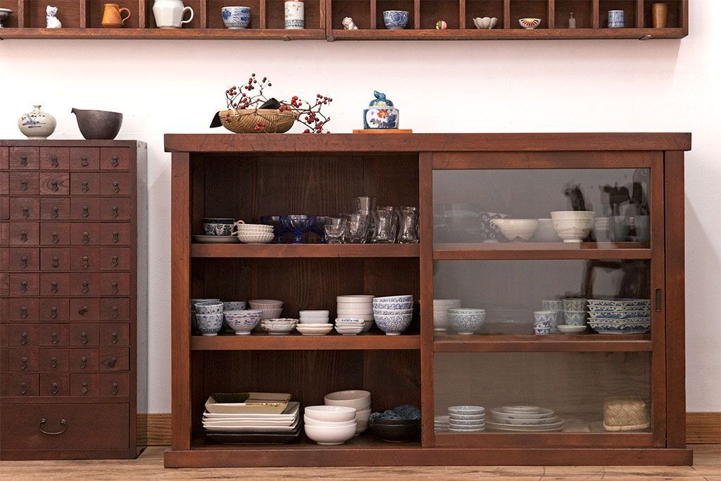 アンティーク家具　和製アンティーク　落ち着いた古い木製のガラス引き戸収納棚