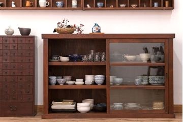 アンティーク家具　和製アンティーク　落ち着いた古い木製のガラス引き戸収納棚