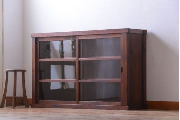 アンティーク家具　和製アンティーク　落ち着いた古い木製のガラス引き戸収納棚