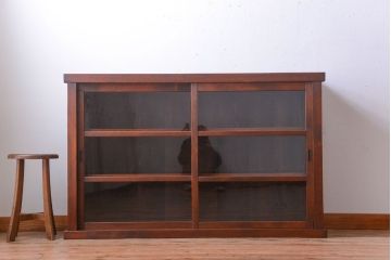 アンティーク家具　和製アンティーク　落ち着いた古い木製のガラス引き戸収納棚