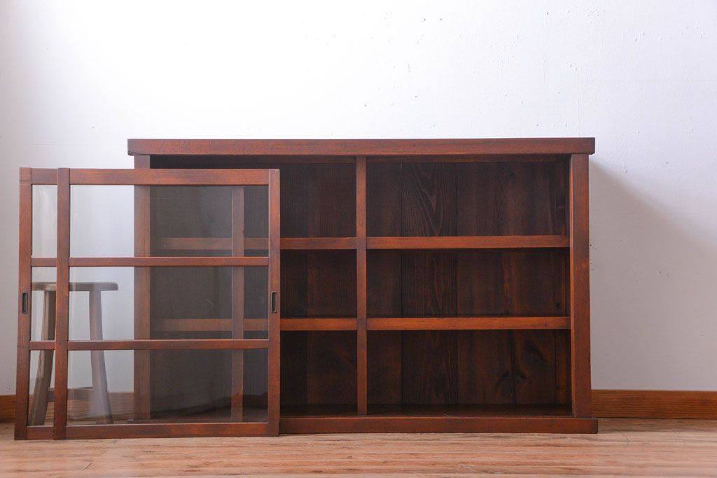 アンティーク家具　和製アンティーク　落ち着いた古い木製のガラス引き戸収納棚