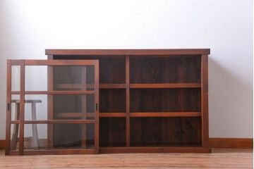 アンティーク家具　和製アンティーク　落ち着いた古い木製のガラス引き戸収納棚