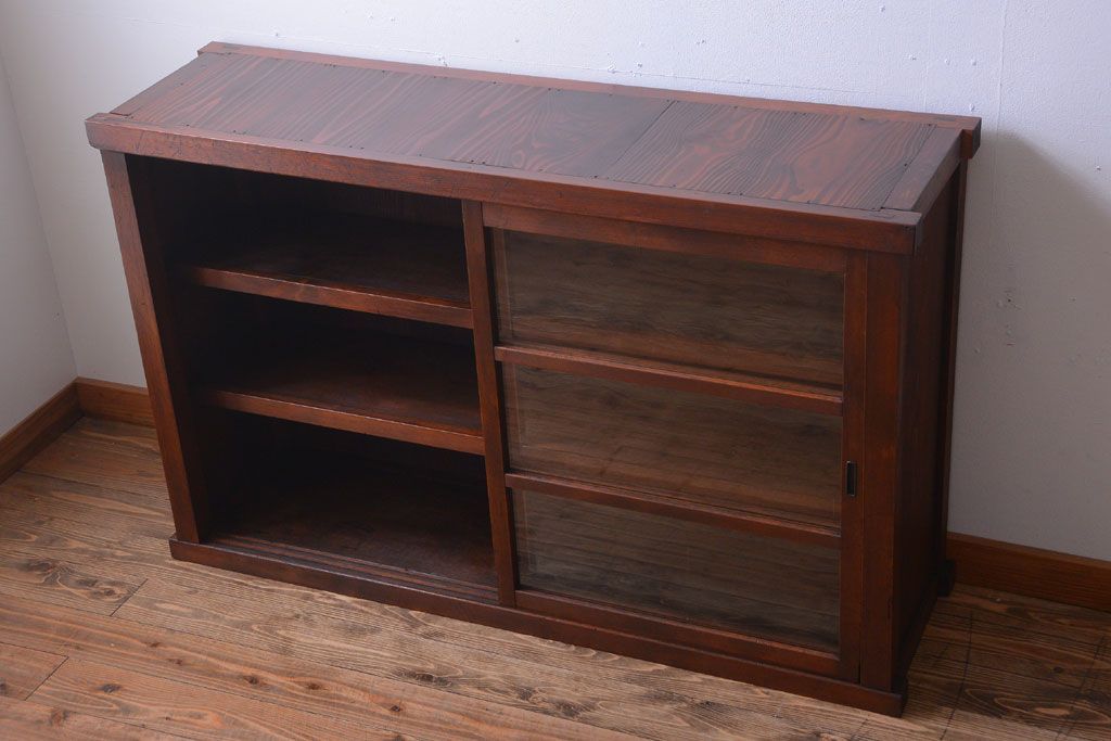 アンティーク家具　和製アンティーク　落ち着いた古い木製のガラス引き戸収納棚