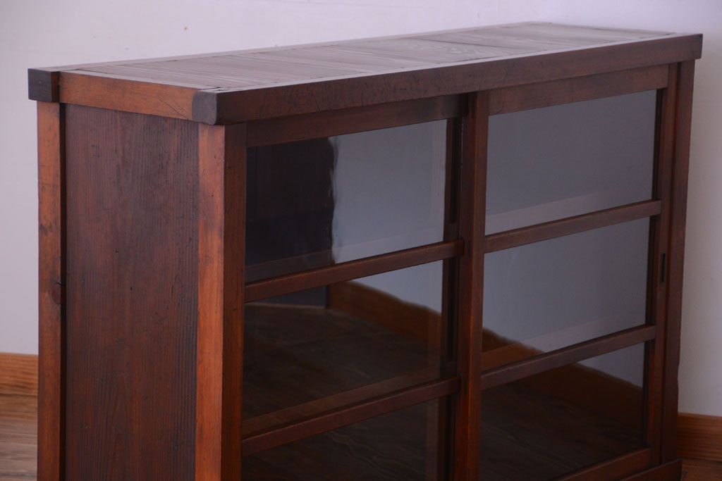 アンティーク家具　和製アンティーク　落ち着いた古い木製のガラス引き戸収納棚