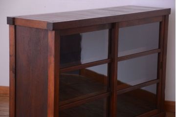 アンティーク家具　和製アンティーク　落ち着いた古い木製のガラス引き戸収納棚