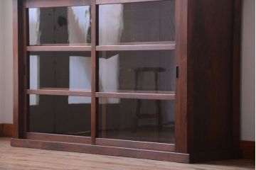 アンティーク家具　和製アンティーク　落ち着いた古い木製のガラス引き戸収納棚