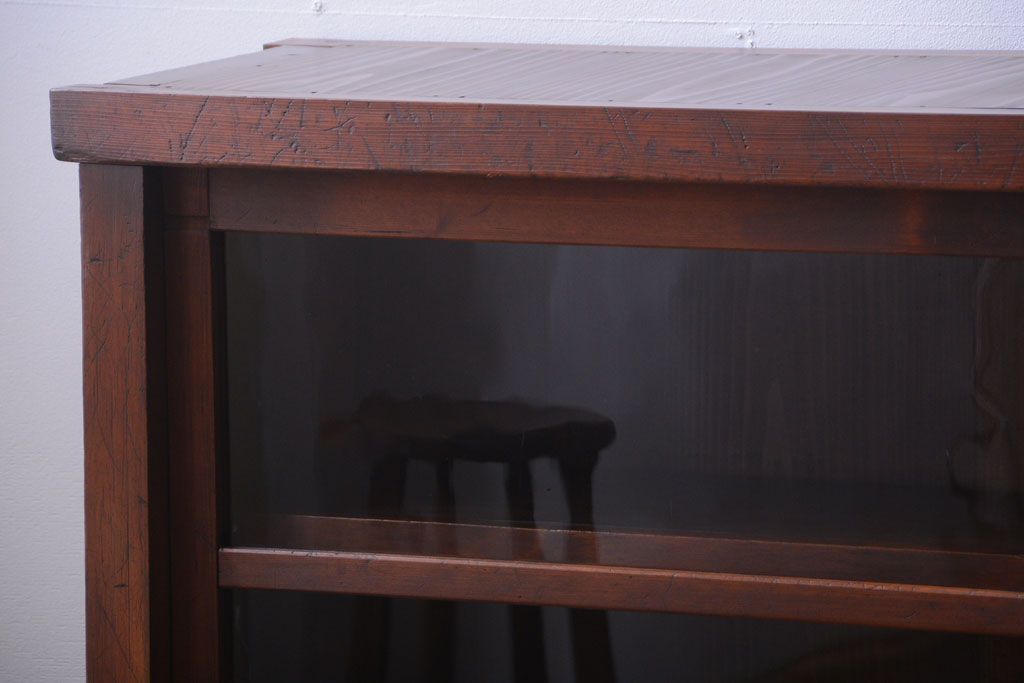 アンティーク家具　和製アンティーク　落ち着いた古い木製のガラス引き戸収納棚