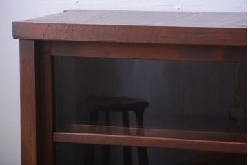 アンティーク家具　和製アンティーク　落ち着いた古い木製のガラス引き戸収納棚