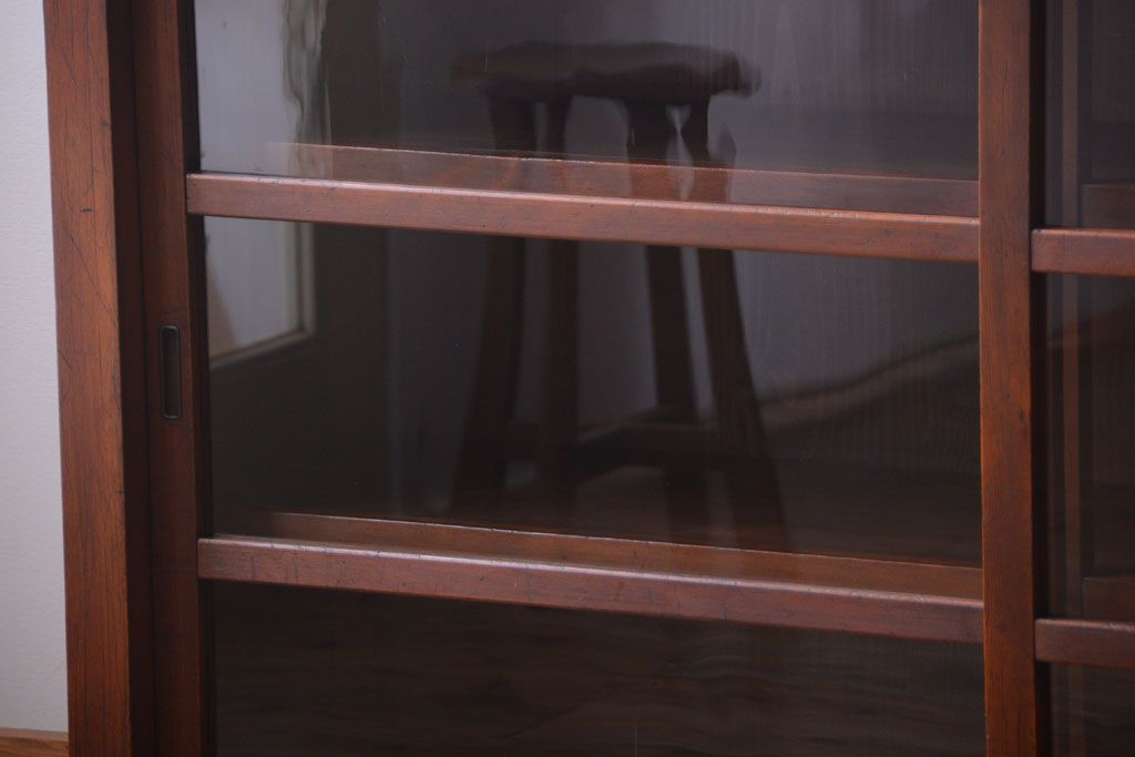 アンティーク家具　和製アンティーク　落ち着いた古い木製のガラス引き戸収納棚