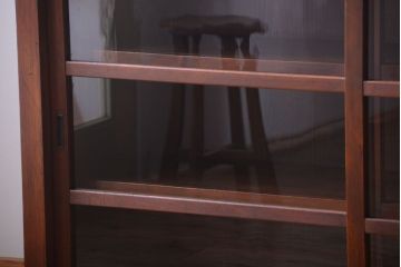 アンティーク家具　和製アンティーク　落ち着いた古い木製のガラス引き戸収納棚