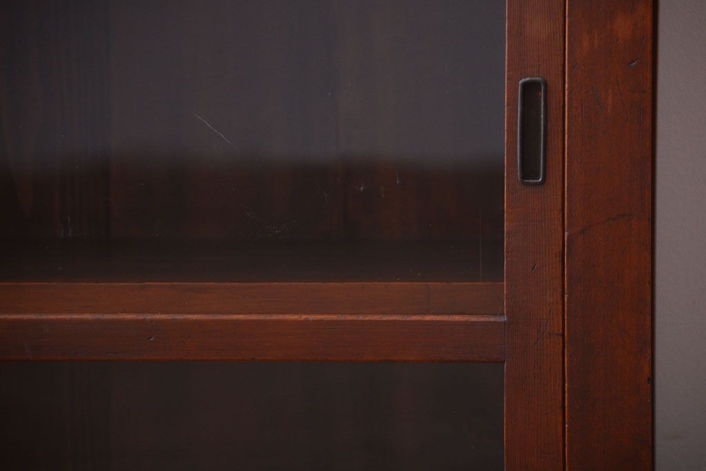 アンティーク家具　和製アンティーク　落ち着いた古い木製のガラス引き戸収納棚