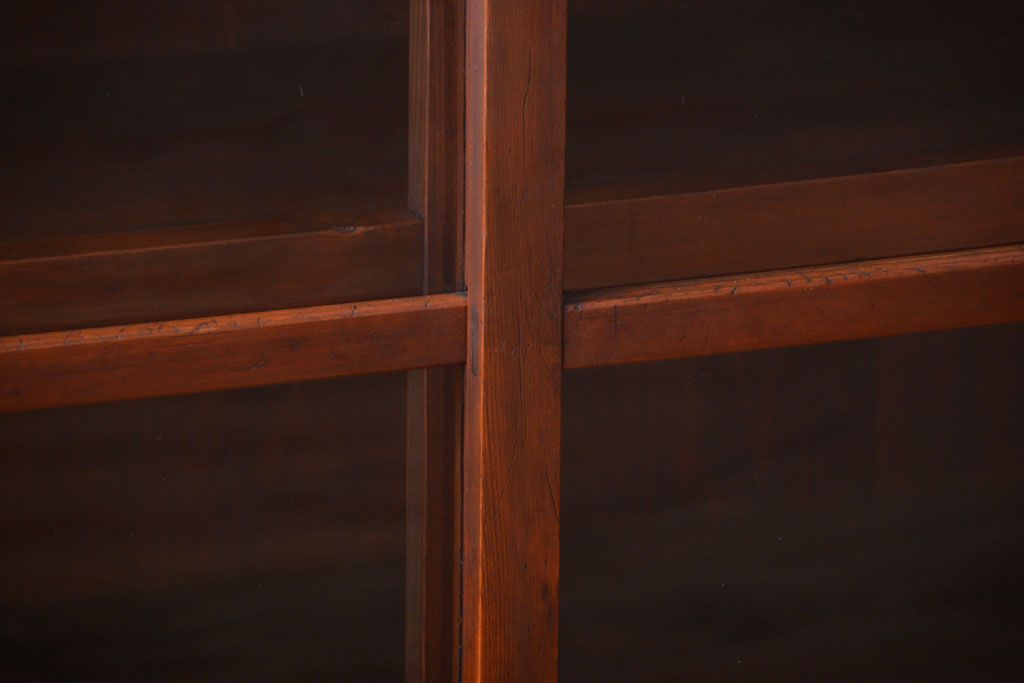 アンティーク家具　和製アンティーク　落ち着いた古い木製のガラス引き戸収納棚