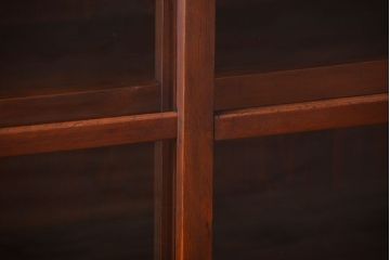 アンティーク家具　和製アンティーク　落ち着いた古い木製のガラス引き戸収納棚