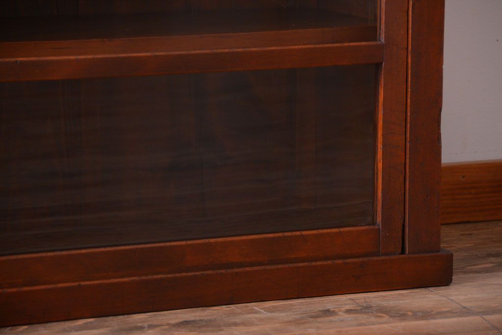 アンティーク家具　和製アンティーク　落ち着いた古い木製のガラス引き戸収納棚