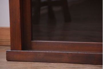 アンティーク家具　和製アンティーク　落ち着いた古い木製のガラス引き戸収納棚