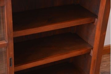 アンティーク家具　和製アンティーク　落ち着いた古い木製のガラス引き戸収納棚