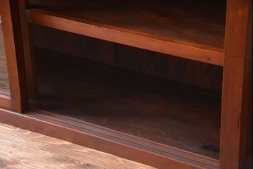 アンティーク家具　和製アンティーク　落ち着いた古い木製のガラス引き戸収納棚