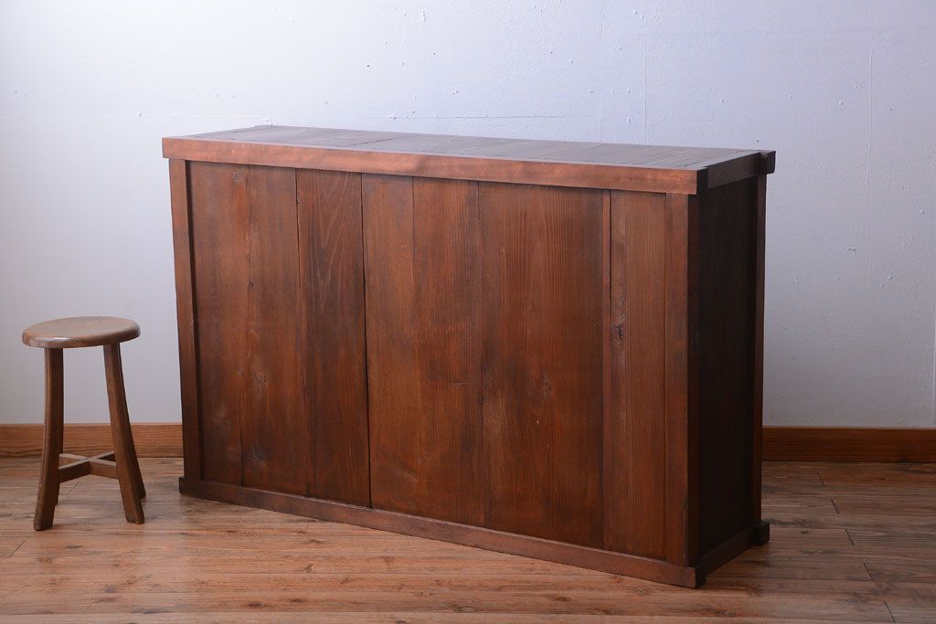 アンティーク家具　和製アンティーク　落ち着いた古い木製のガラス引き戸収納棚