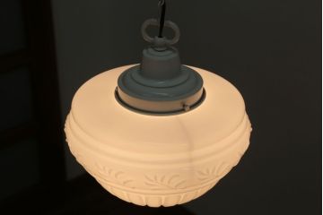 中古　アンティーク調　白いブラケットがかわいいおしゃれな電笠天井照明