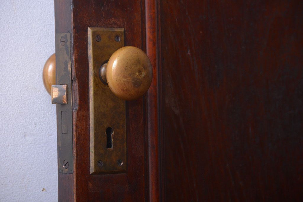 和製アンティーク　シックな深い色合いのドア