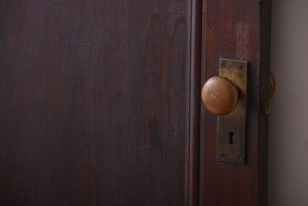 和製アンティーク　シックな深い色合いのドア
