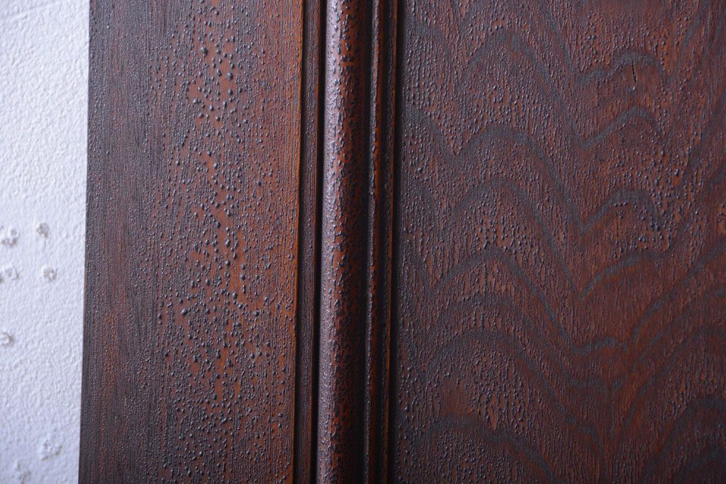 和製アンティーク　シックな深い色合いのドア