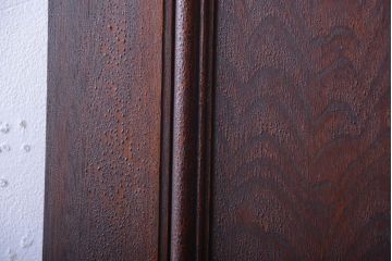 和製アンティーク　シックな深い色合いのドア