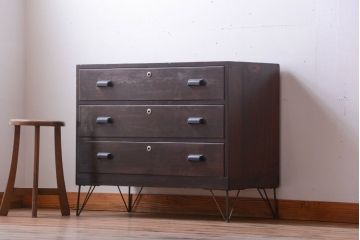 アンティーク家具　アンティーク　前面栗材の鉄脚付きローチェスト(ローボード)