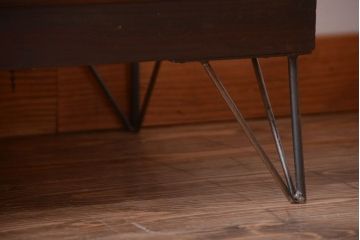 アンティーク家具　アンティーク　前面栗材の鉄脚付きローチェスト(ローボード)