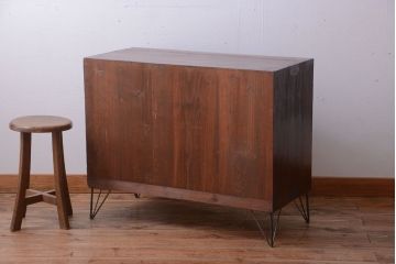 アンティーク家具　アンティーク　前面栗材の鉄脚付きローチェスト(ローボード)