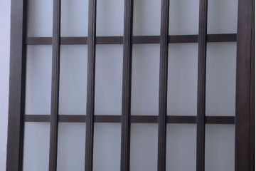 アンティーク　背のたかい格子デザインが和風なガラス戸2枚セット
