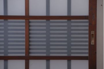 アンティーク　背のたかい格子デザインが和風なガラス戸2枚セット