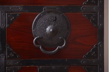 アンティーク家具　古民具・骨董　漆が美しい前面欅材の仙台箪笥(衣装箪笥)