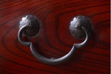アンティーク家具　古民具・骨董　漆が美しい前面欅材の仙台箪笥(衣装箪笥)
