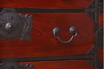 アンティーク家具　古民具・骨董　漆が美しい前面欅材の仙台箪笥(衣装箪笥)