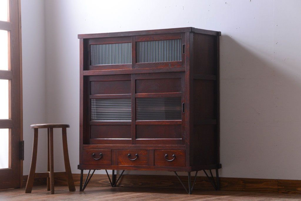 アンティーク家具　和製アンティーク　モールガラス入り引き戸の鉄脚付き収納棚