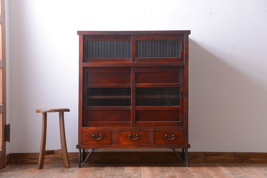 アンティーク家具　和製アンティーク　モールガラス入り引き戸の鉄脚付き収納棚