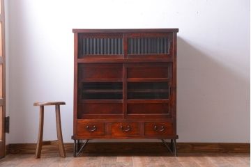 アンティーク家具　和製アンティーク　モールガラス入り引き戸の鉄脚付き収納棚