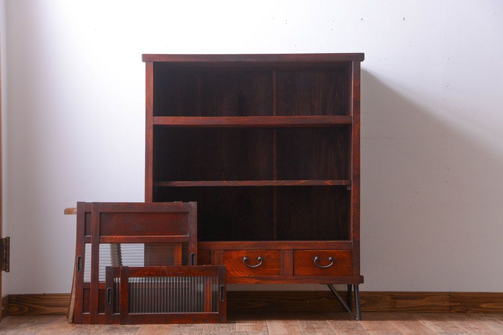 アンティーク家具　和製アンティーク　モールガラス入り引き戸の鉄脚付き収納棚