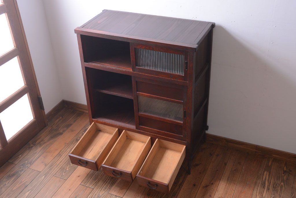 アンティーク家具　和製アンティーク　モールガラス入り引き戸の鉄脚付き収納棚