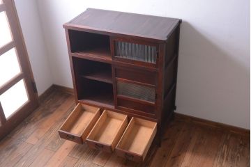 アンティーク家具　和製アンティーク　モールガラス入り引き戸の鉄脚付き収納棚