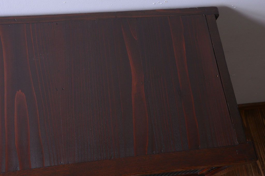 アンティーク家具　和製アンティーク　モールガラス入り引き戸の鉄脚付き収納棚