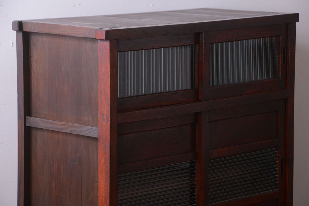 アンティーク家具　和製アンティーク　モールガラス入り引き戸の鉄脚付き収納棚