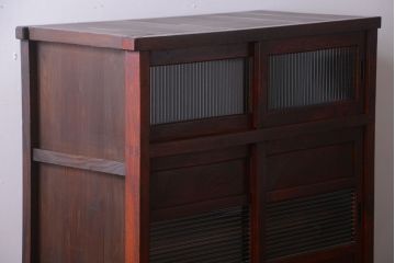 アンティーク家具　和製アンティーク　モールガラス入り引き戸の鉄脚付き収納棚