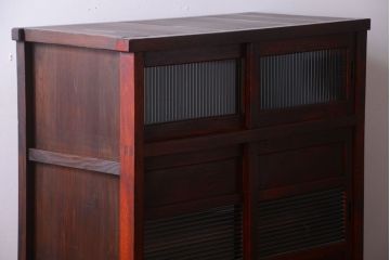 アンティーク家具　和製アンティーク　モールガラス入り引き戸の鉄脚付き収納棚