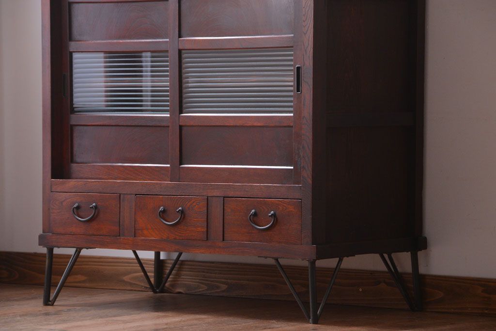 アンティーク家具　和製アンティーク　モールガラス入り引き戸の鉄脚付き収納棚